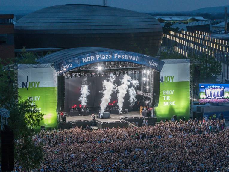 Zehntausende Menschen vor einer Open-Air-Bühne.