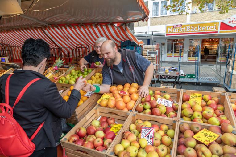 Ein Stand auf dem Wochenmarkt Stöcken.