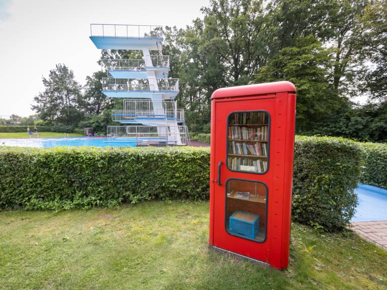 Sprungturm und Bücherschrank