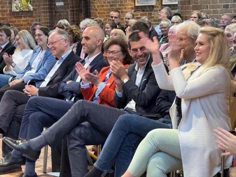 Persönlichkeiten in der ersten Reihe in der Marktkirche.