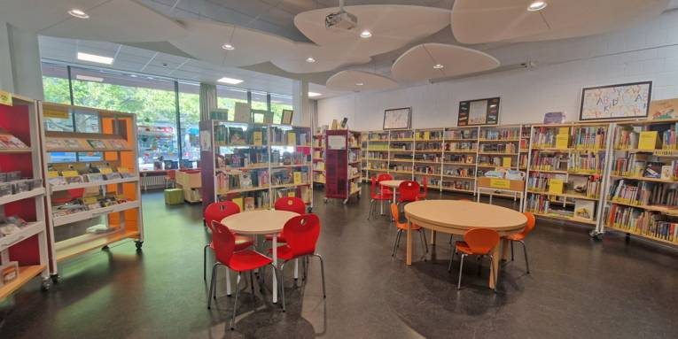 Ostadtbibliothek Panoramaaufnahme Innenansicht, Regale mit Medien in der beleuchteten Bibliothek des Pavillon Hannover