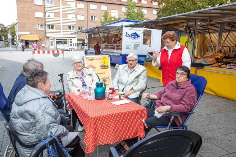 Frauen bei einer Kaffeeklatschrunde.