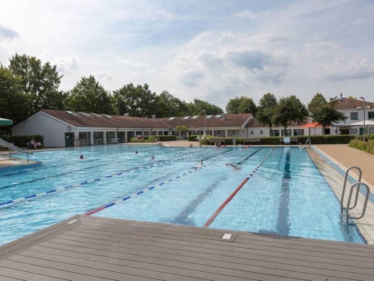 Plattform, die ins Schwimmbecken reinragt.