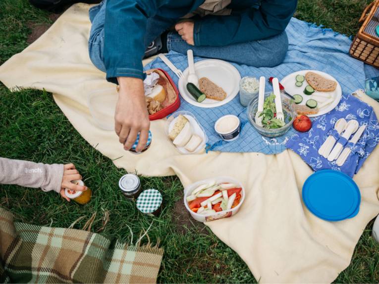 Menschen bei einem Picknick.