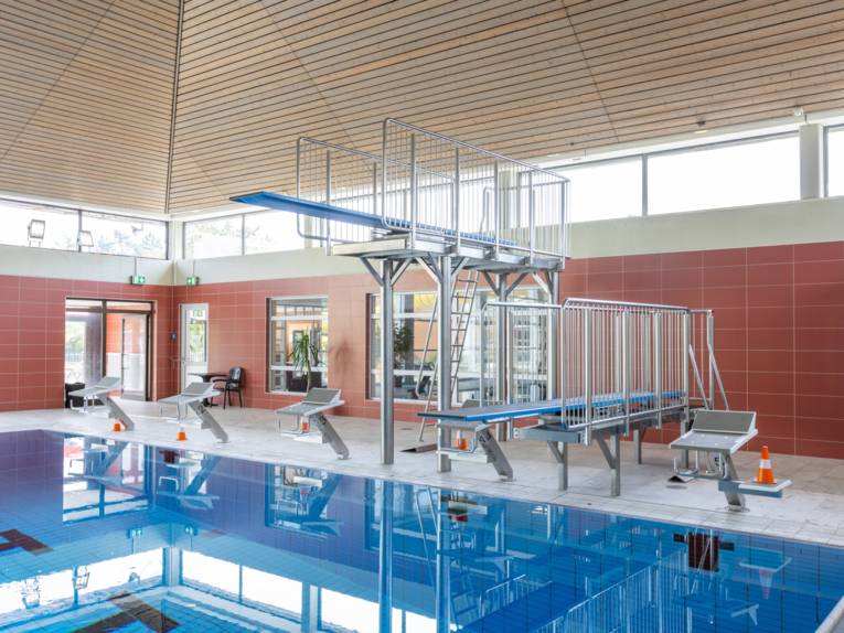 Sprungturm im Innenbereich des Hallenfreibades Burgdorf