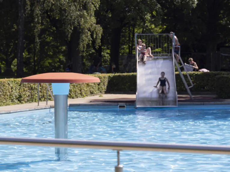 Freibad Goltern - Breite Wasserrutsche auf der Kinder rutschen