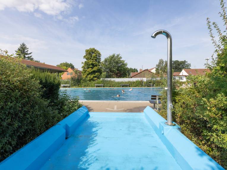 Zugangsbecken mit Dusche zum Schwimmbecken