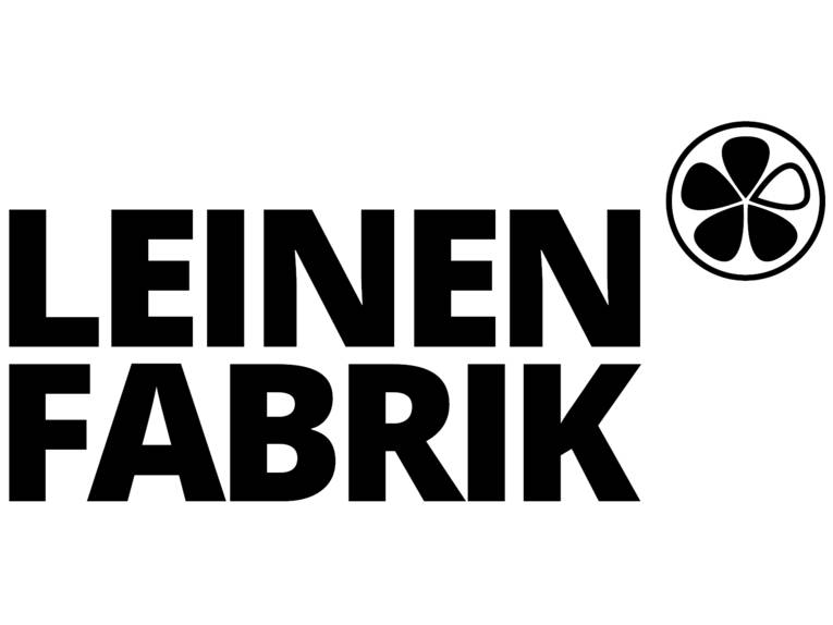 Logo bestehend aus den Buchstaben LEINENGABRIK und einem Kleeblatt in einem Kreis. 4 Blätter des Kleeblattes sind schwarz, eines ist weiß.