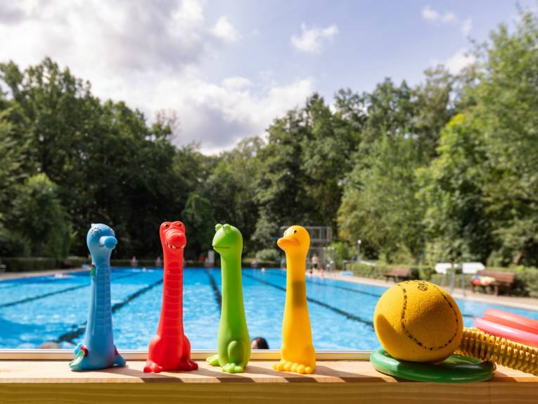 Wasserspielzeug auf einem Holzbrett