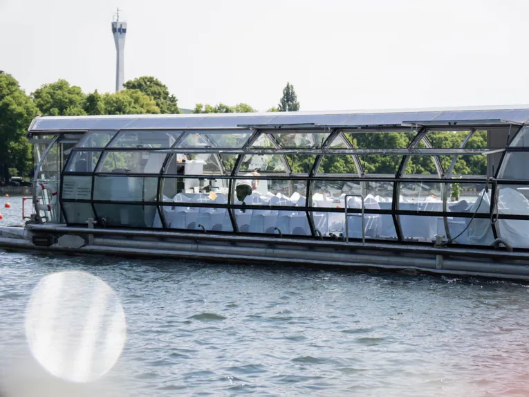 Łódź słoneczna na jeziorze Maschsee
