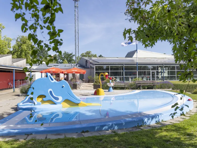Kleinkindbecken mit stilisierten Tierfiguren