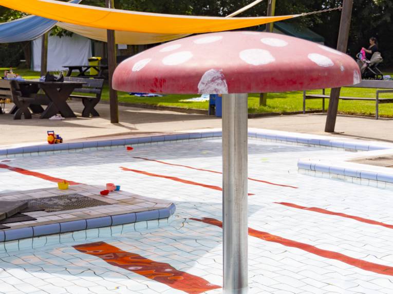 Aussenplanschbecken mit überdimensionierten Fliegenpilz