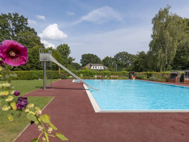 Nichtschwimmerbecken mit Rutsche