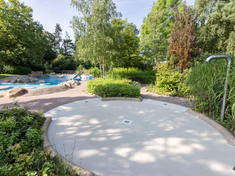 Gekachelter Bereich zum Füße reinigen bevor man in den Bereich des Planschbeckens geht