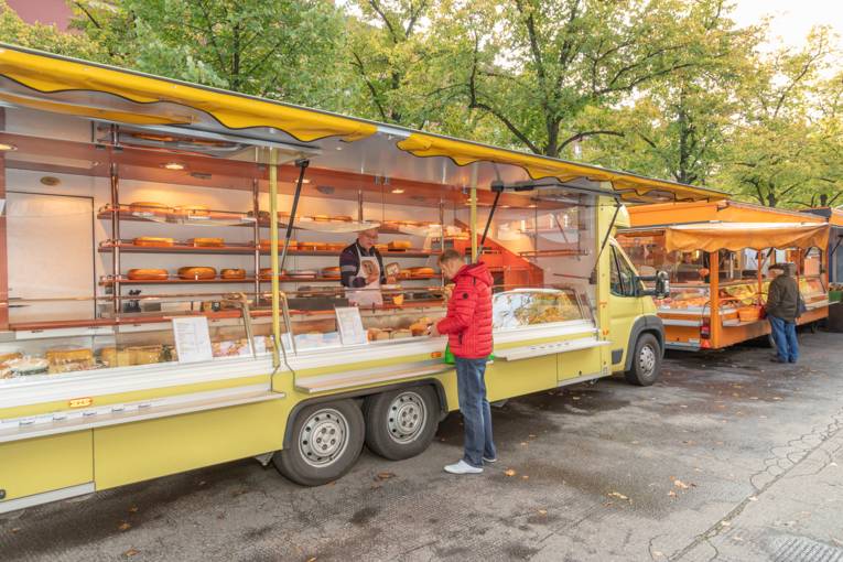 Ein Mann kauft Waren an einem K&auml;sestand auf dem Wochenmarkt auf dem Schaperplatz in Kleefeld.