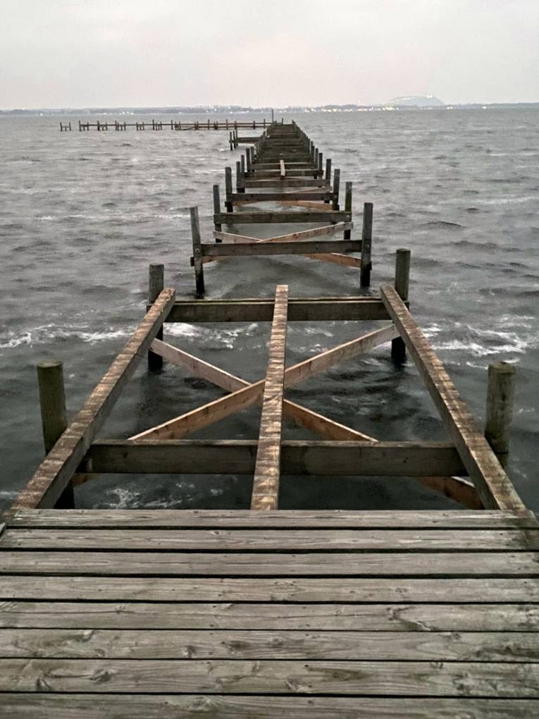 Der Betrachter steht auf einem Steg, vor ihm sind noch ein paar Bretter zum Stehen zu sehen. Weiter hinten ist nur noch das tragende Gerüst.