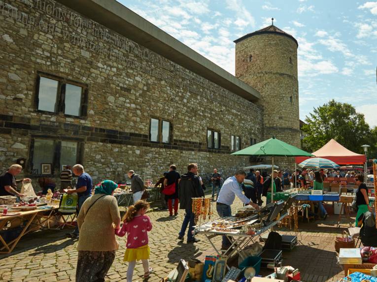 Rommelmarkt aan de Hohen Ufer bij de Beginentoren