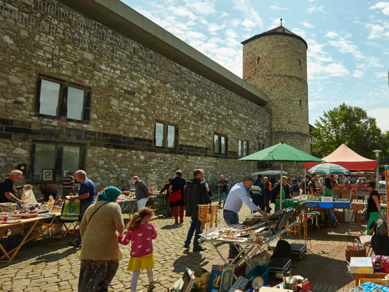 Mercado de pulgas no Hohen Ufer, junto à Torre das Beatas