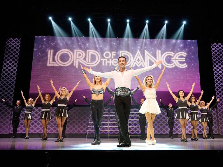 Auf einer Bühne stehen viele Stepptänzerinnen und Stepptänzer