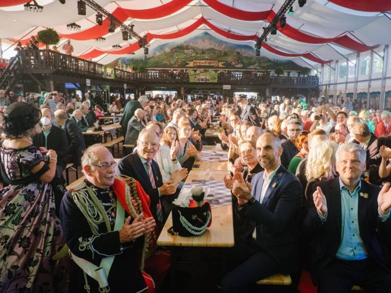 Eine volle Festhalle.