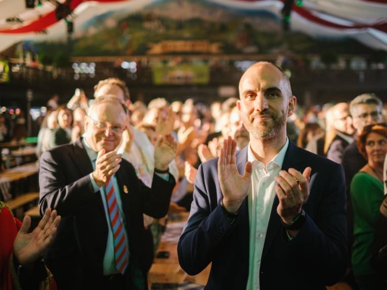 Zwei Männer in einer Halle.