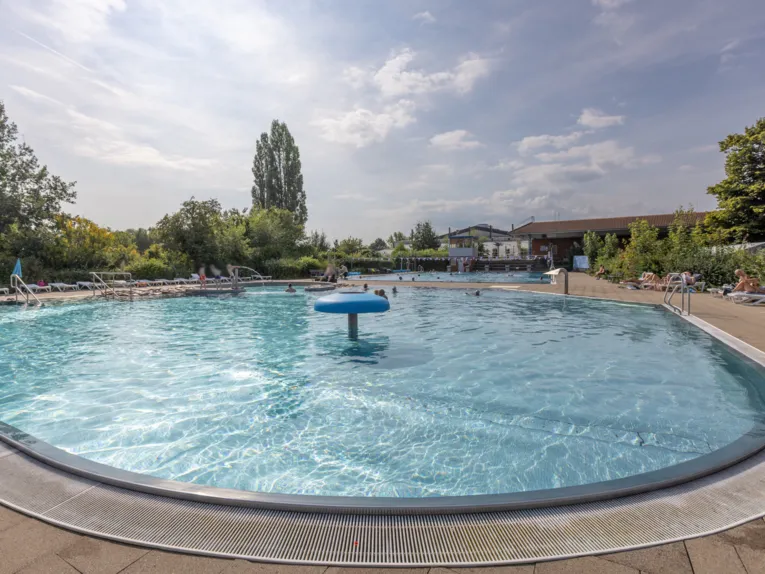 Menschen im Nichtschwimmerbecken