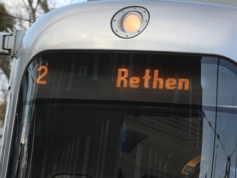 Die Zugzielanzeige eines TW 2000 der Linie 2 Rethen.