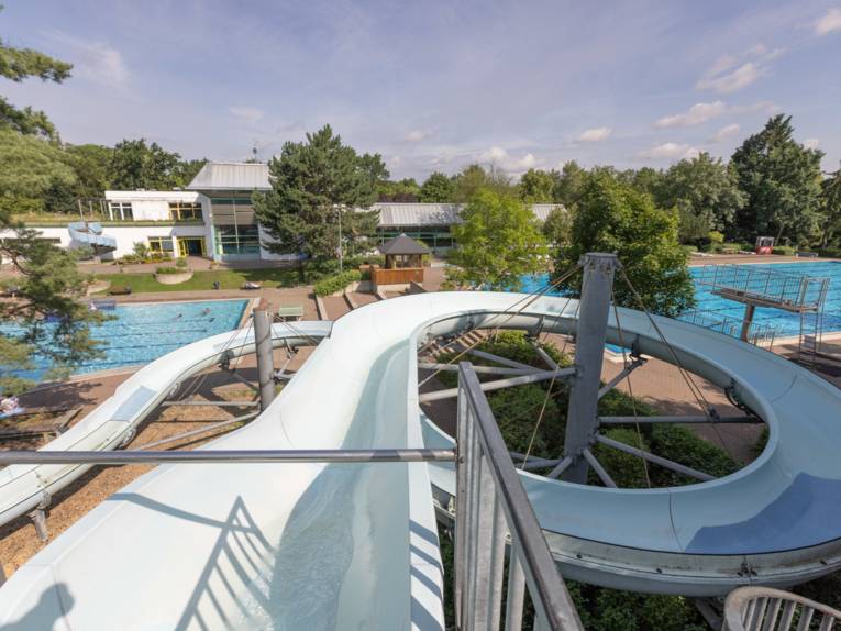 Große, geschwungene Rutsche