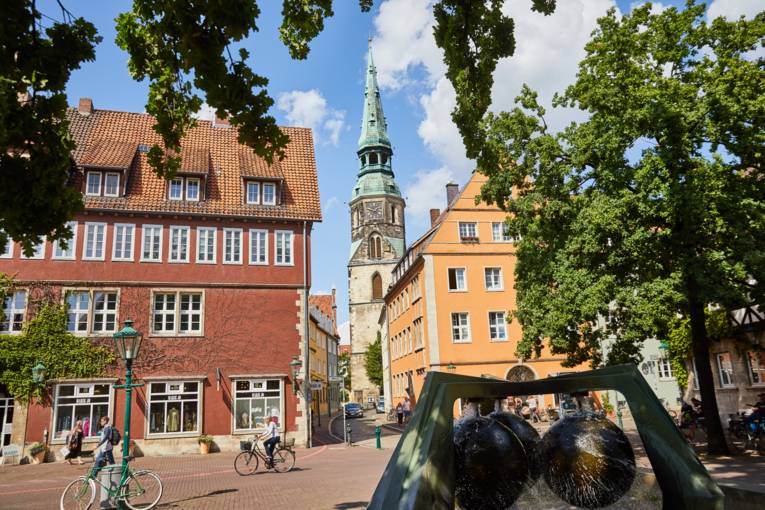 Blick vom Ballhofplatz auf die Kreuzkirche in der Altstadt