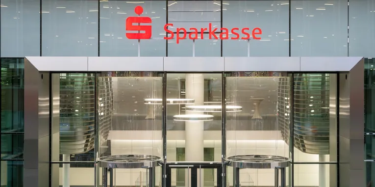 Gläsener Eingang mit Schriftzug "Sparkasse"