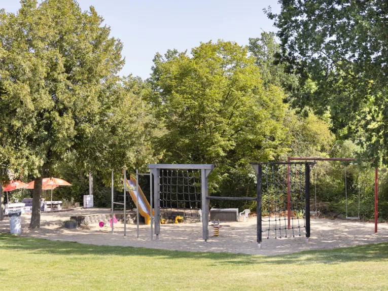 Gro&szlig;er Sandbereich mit Kletterm&ouml;glichkeiten