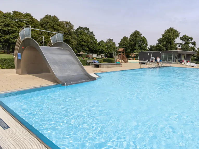 Breite Metallrutsche in einem Freibad