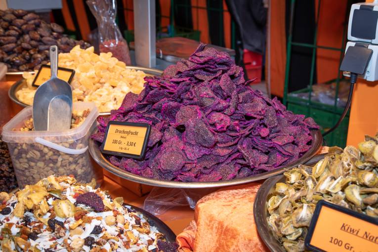 Ein Stand auf dem Wochenmarkt auf der Lister Meile.