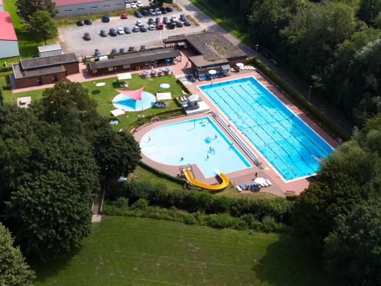 Volleyballnetz in einem Sandbereich
