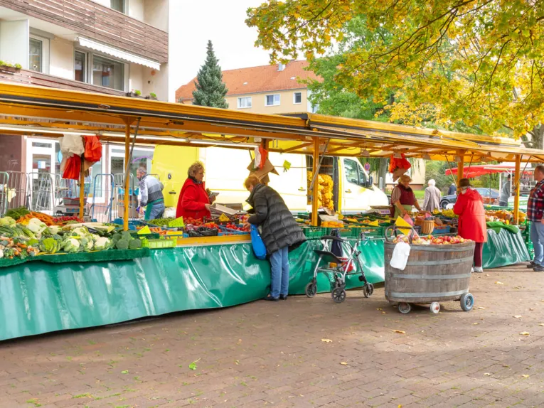 Besøgende på ugentlige markedet i Bussestraße/Guerickestraße