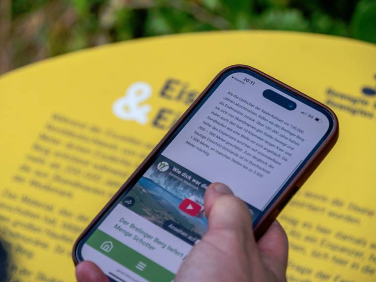 An jeder Station des Geoerlebnispfads kann man QR-Codes scannen, um zu kurzen Filmen und anschaulichen Grafiken zu kommen.