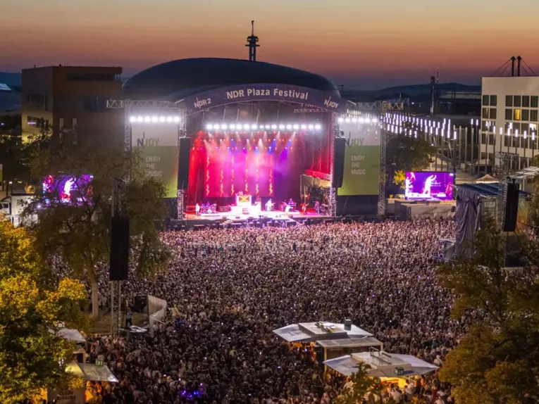 Crowds of people on the Expo Plaza in front of the NDR Plaza Festival stage