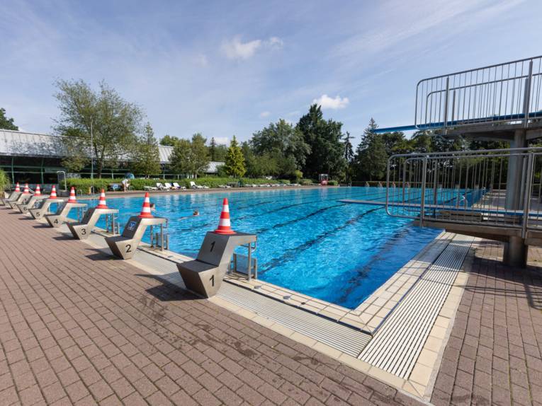 Startblöcke am Schwimmbecken