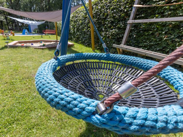 Aus Seilen geflochtene runde Schaukel