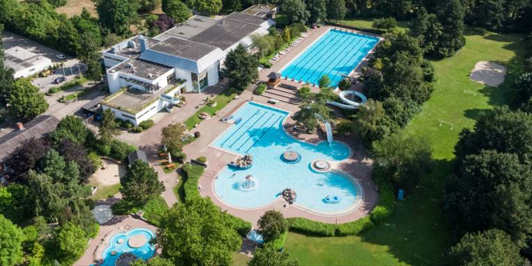 Luftbild von einem Freibad