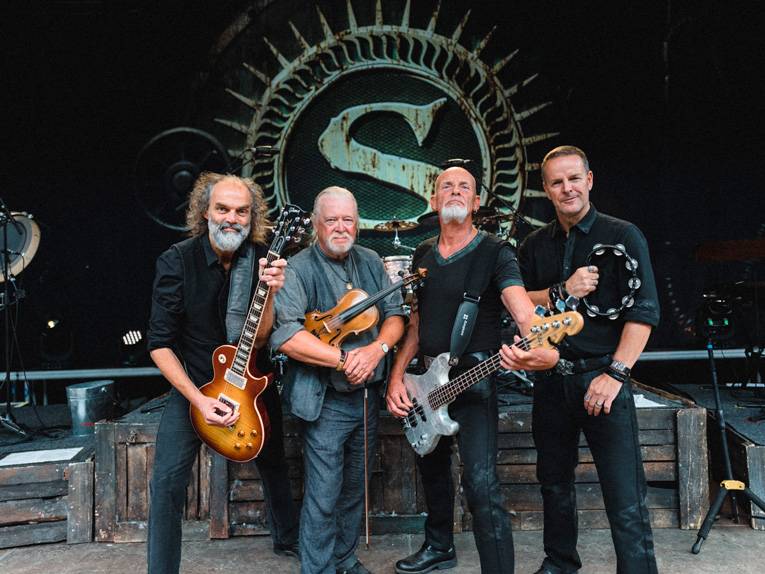 Vier Bandmitglieder mit Instrumenten von der fünfköpfigen Band Santiano