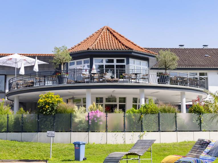 Liegen vor einem Geb&auml;ude