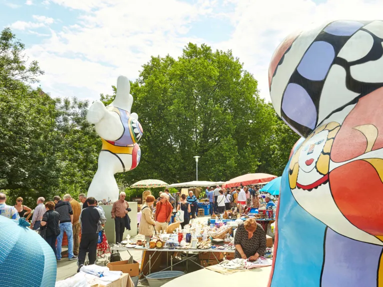 Altstadtfloh­markt an den Nanas