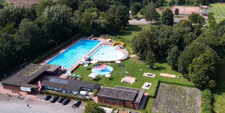 Volleyballnetz in einem Sandbereich