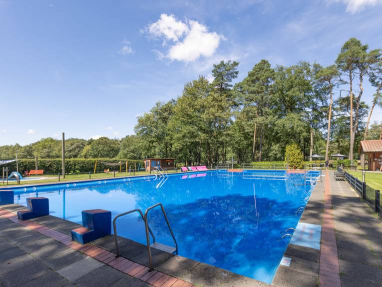 Becken eines in Schwimm- und Nichtschwimmerbereich geteilten Freibades aus Sicht des Schwimmbereichs