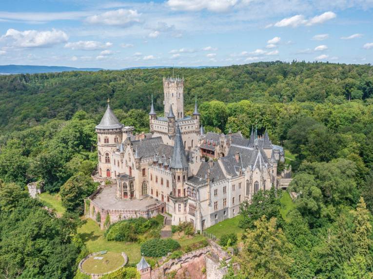 Marienburg Kalesi: yeşilliklerle çevrili masalsı kale arazisi