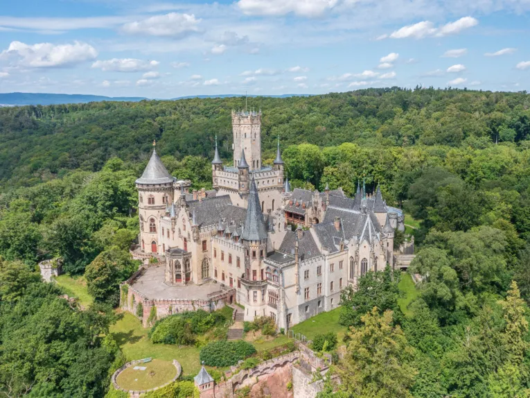 Schloss Marienburg: M&auml;rchenhafte Schlossanlage im Gr&uuml;nen