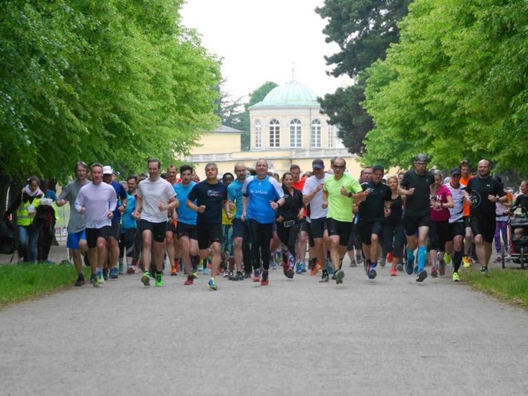 Menschen laufen auf einem Parkweg.