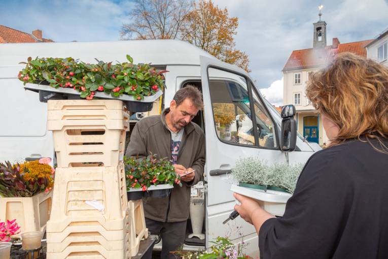 Blumenverkäufer auf dem Wochenmarkt Rübezahlplatz.