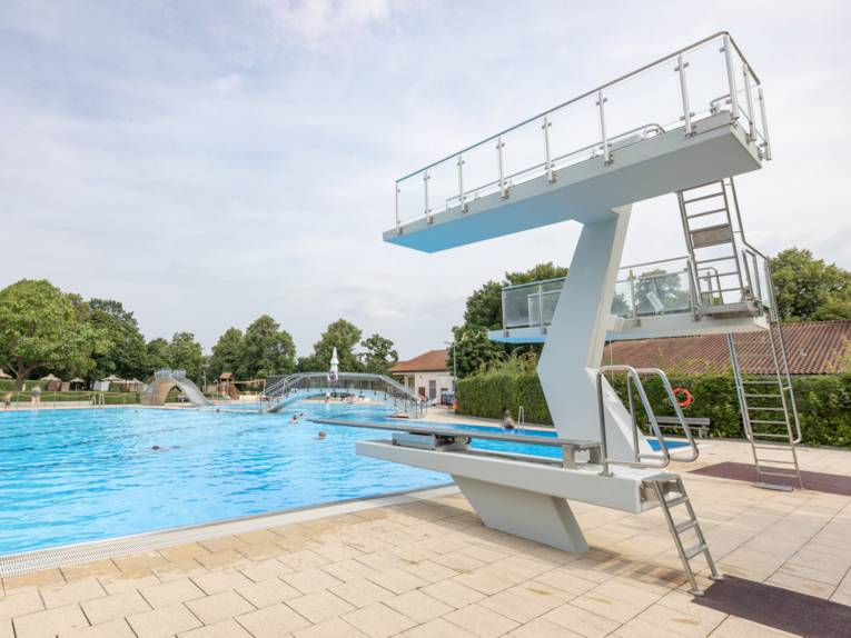 Sprungturm im Außenbereich
